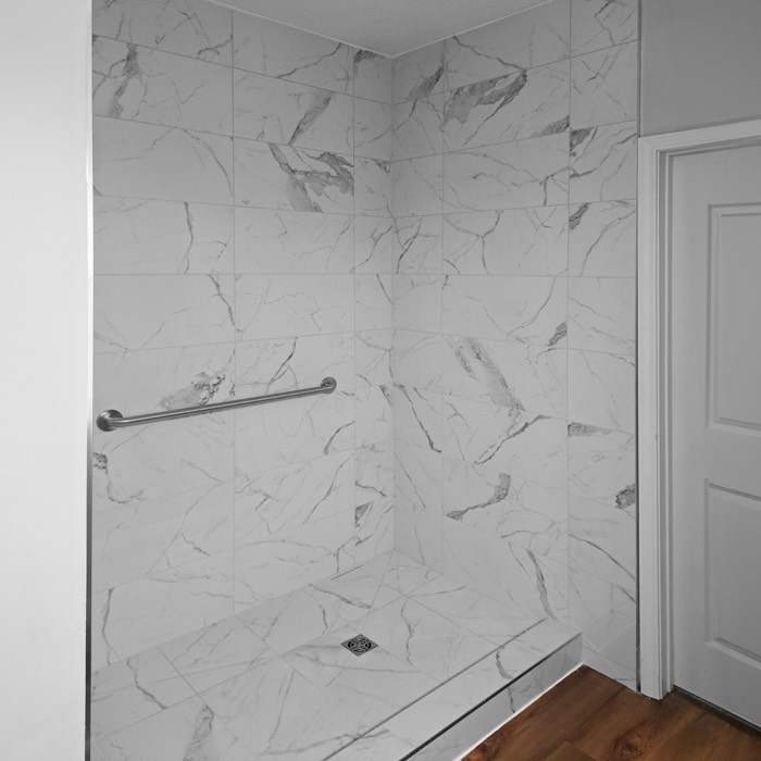 Walk-in shower with large-format marble-look tile